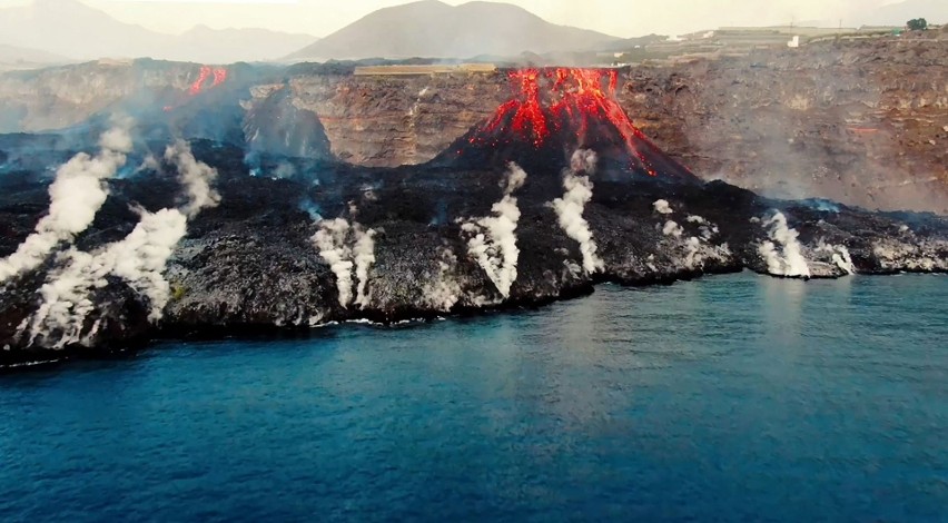 La Palma: wulkan Cumbre Vieja znów w żywiole. Wycieka lawa, erupcja może potrwać nawet do końca roku [ZDJĘCIA] [WIDEO]