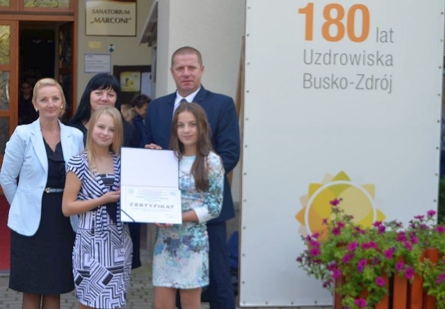 W Busku delegacja szkoły z Dobromierza z certyfikatem „Szkoła promująca zdrowie”.