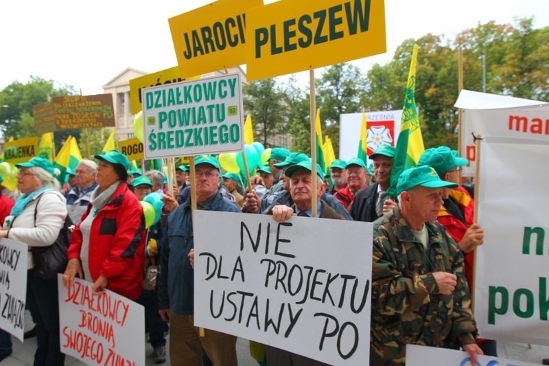 Działkowcy protestowali pod Urzędem Wojewódzkim w Poznaniu [ZDJĘCIA]