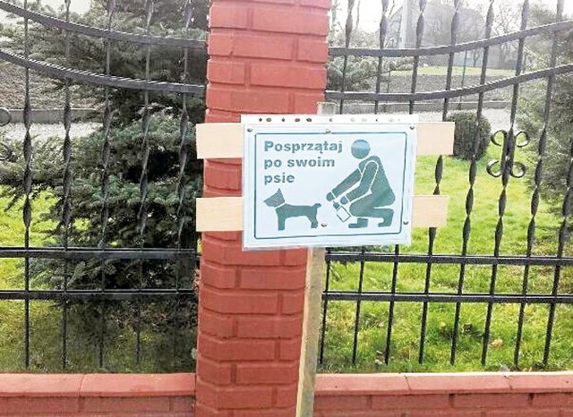 Mieszkańcy domków jednorodzinnych na ogrodzeniach wieszają tablice z prośbą o sprzątanie nieczystości po psach