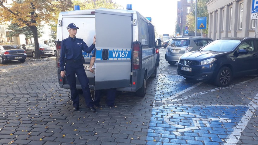 Atak siekierą w sądzie w Szczecinie! Mężczyzna miał kanistry z benzyną. Ranny strażnik [WIDEO]