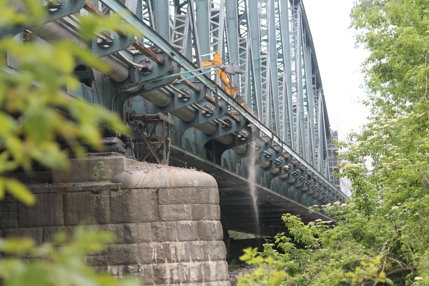 Remontowany toruński most drży w posadach, pracownicy firmy...