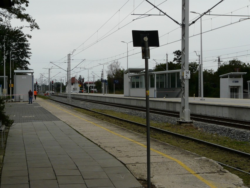 Dlaczego na dworcu w Pabianicach wyremontowano tylko jeden peron? ZDJĘCIA