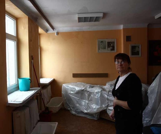 Tylko skończył się u nas remont, a już trzeba robić kolejny, bo woda zniszczyła wszystko - mówi Teresa Markowska, kierownik szkoły rodzenia przy Warszawskiej.