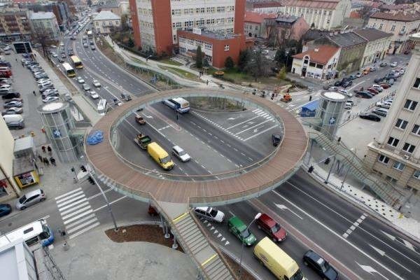 Nz. okrągła kładka dla pieszych nad al. Piłsudskiego, która...