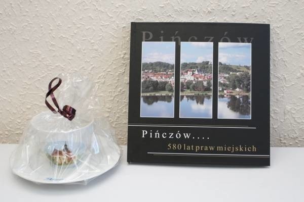 Filizanka porcelanowa i album „Pinczów... 580 lat praw...