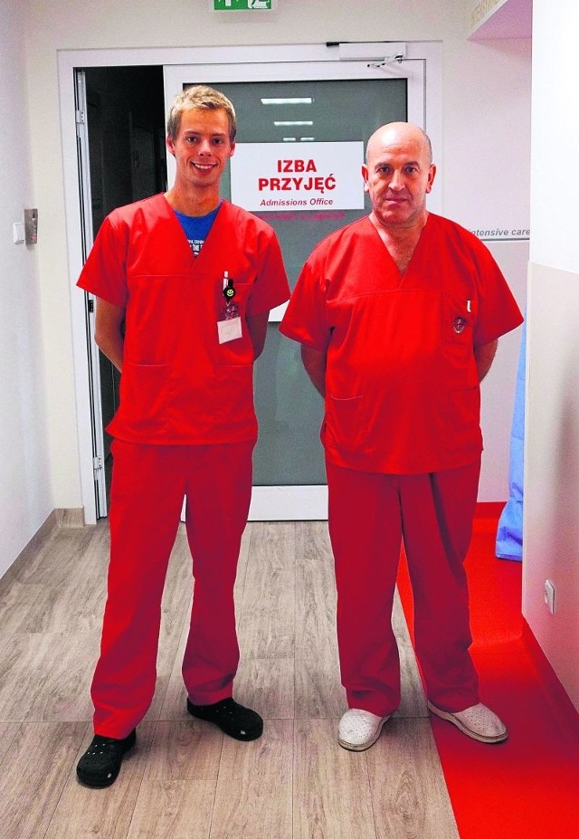 W izbie przyjęć szpitala im. WAM stanitariusze noszą  czerwone ubrania. Nz. Rafał Szpoton i Jan Bernacki