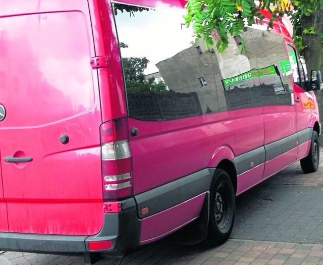 Trasy busów kończą się obok kościoła przy ul. 11 Listopada.