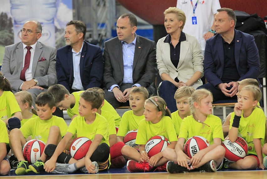 Andrzej Duda i Marcin Gortat w Łodzi trenowali z dziećmi koszykówkę. Marcin Gortat Camp w Atlas Arenie [ZDJĘCIA]