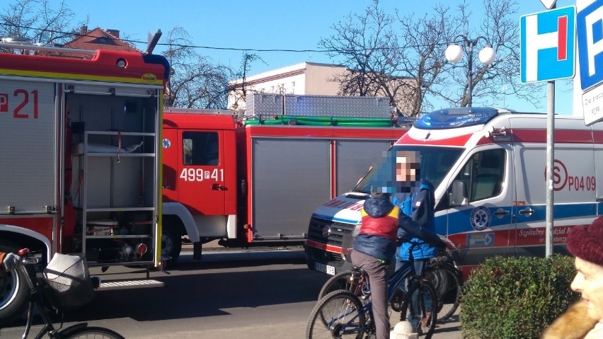 Krotoszyn: Pożar wózka dziecięcego na ul. Floriańskiej. 18 osób ewakuowanych, czwórka dzieci trafiła do szpitala. Sprawcą 13-latek [ZDJĘCIA]