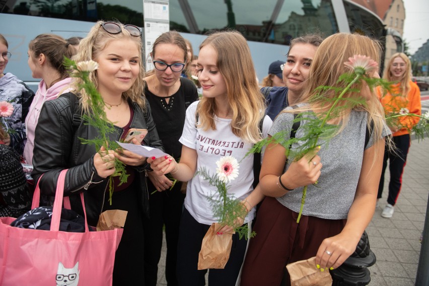 Każda z chórzystek otrzymała kwiat