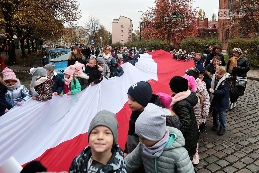 Uczniowie z 220-metrową flagą przeszli ulicami Szczecina [ZDJĘCIA, WIDEO]