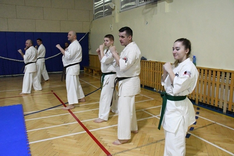 Egzaminy na kolejne stopnie karateków w Morawicy. Przeprowadzili je wicemistrz świata Maciej Mazur i Andrzej Horna [DUŻO ZDJĘĆ]