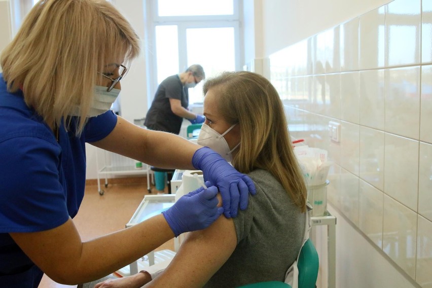 W Polsce liczba osób w pełni zaszczepionych przekroczyła 15...
