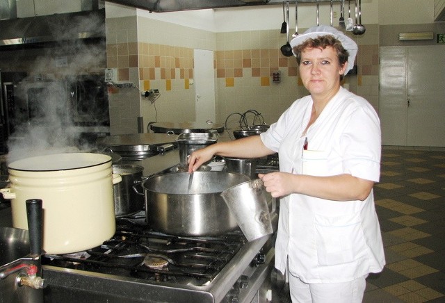 Beata Ranflejsz kierowała wczoraj w kuchni szpitala przygotowaniem obiadu dla pacjentów