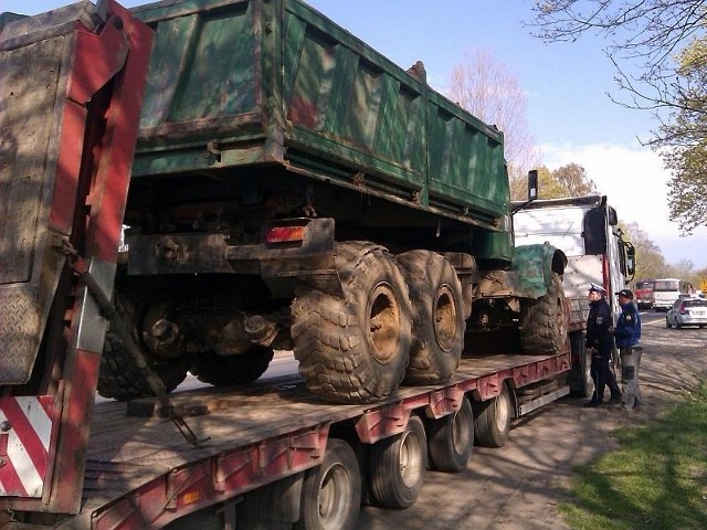 Przewożona na lawecie wywrotka nie była zabezpieczona. Dlatego policjanci zatrzymali pojazd i ukarali kierowcę mandatem.