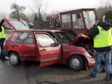 Najpierw uderzył w ciężarówkę, później w ciągnik. Dwie osoby ranne (zdjęcia, video)