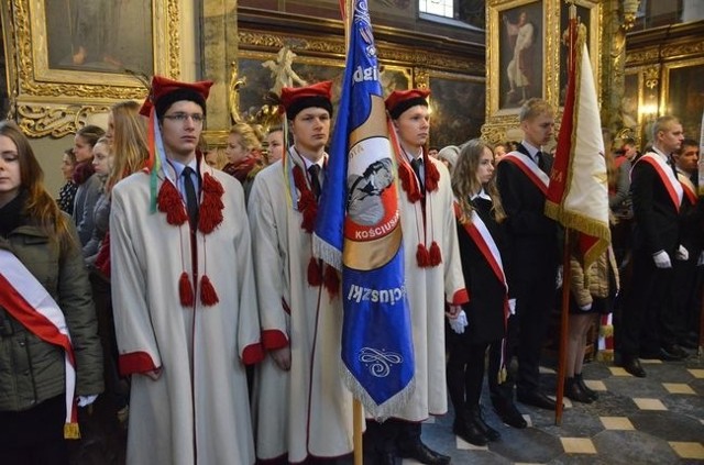 Poczet sztandarowy Złotej Kościuszkowskiej w sandomierskiej bazylice podczas Mszy świętej na rozpoczęcie Eutrapelii.