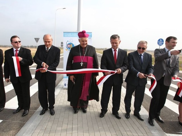 Inwestorzy już rezerwują tereny w parku Rzeszów-DworzyskoW połowie października br., otwarto Park Naukowo-Technologiczny Rzeszów-Dworzysko, w którym za 78 mln zł uzbrojono 60 hektarów atrakcyjnych terenów inwestycyjnych.