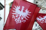 „WywieśMY flagi dla Powstańców!” Samorząd Województwa Wielkopolskiego zaprasza do wspólnego świętowania. Rozda darmowe flagi powstańcze