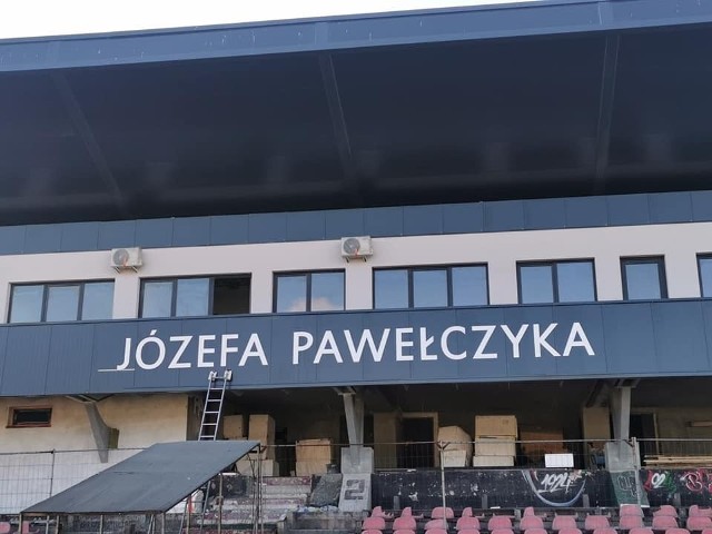 Przebudowa budynku klubowego, szatni i zaplecza stadionowego powoli zmierza do końcaZobacz kolejne zdjęcia/plansze. Przesuwaj zdjęcia w prawo - naciśnij strzałkę lub przycisk NASTĘPNE