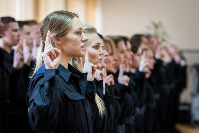 W szeregi kujawsko-pomorskiej policji wstąpiło 48 nowych policjant&oacute;w.Po zakończeniu szkolenia podstawowego funkcjonariusze wr&oacute;cą do naszego wojew&oacute;dztwa: dziesięciu do Bydgoszczy, siedmiu do Torunia, sześciu do Włocławka i OPP, po trzech do Inowrocławia i Świecia po dw&oacute;ch do Grudziądza, Aleksandrowa, Lipna, Nakła i Radziejowa, oraz po jednym do Golubia-Dobrzynia, Rypina i Wąbrzeźna.&gt;&gt; Najświeższe informacje z regionu, zdjęcia, wideo tylko na www.pomorska.pl &lt;&lt;W Komendzie Wojew&oacute;dzkiej Policji w Bydgoszczy o godz. 14:00 odbyło się uroczyste ślubowanie przyjętych do służby policjant&oacute;w. Ślubowanie od funkcjonariuszy przyjął Komendant Wojew&oacute;dzki Policji w Bydgoszczy insp. Paweł Spychała.Rozwiąż koniecznie: QUIZ. Czy dostałbyś się do Policji? Oto prawdziwe pytania z testu MultiSelectŚlubowanie policjant&oacute;w 2017 w Bydgoszczy/KWP Bydgoszcz&lt;iframe src=&quot;//get.x-link.pl/c188d0d8-b247-81d6-de96-acb790e0460f,1a28bf3d-33ad-5147-7ce3-de7ef6b9c17c,embed.html&quot; width=&quot;640&quot; height=&quot;360&quot; frameborder=&quot;0&quot; webkitallowfullscreen=&quot;&quot; mozallowfullscreen=&quot;&quot; allowfullscreen=&quot;&quot;&gt;&lt;/iframe&gt;