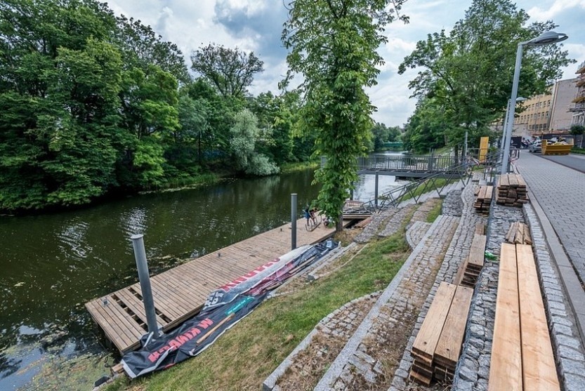 Kończy się remont pomostów nad Oławą. Kiedy otwarcie?