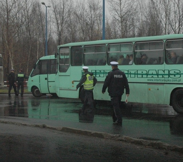 Pod koniec listopada inspektorzy transportu drogowego skontrolowali autobusy dowożące hutników do pracy.