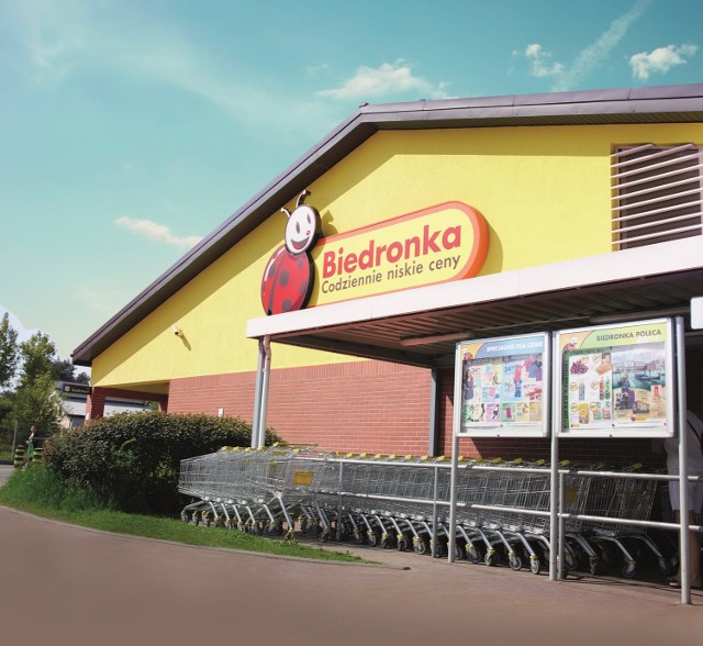 Ogólnodostępne toalety nie są standardowym elementem wyposażenia sieci sklepów Biedronka - poinformowało nas Biuro Prasowe Jeronimo Mar-tins Polska SA, które prowadzi sieć sklepów Biedronka.