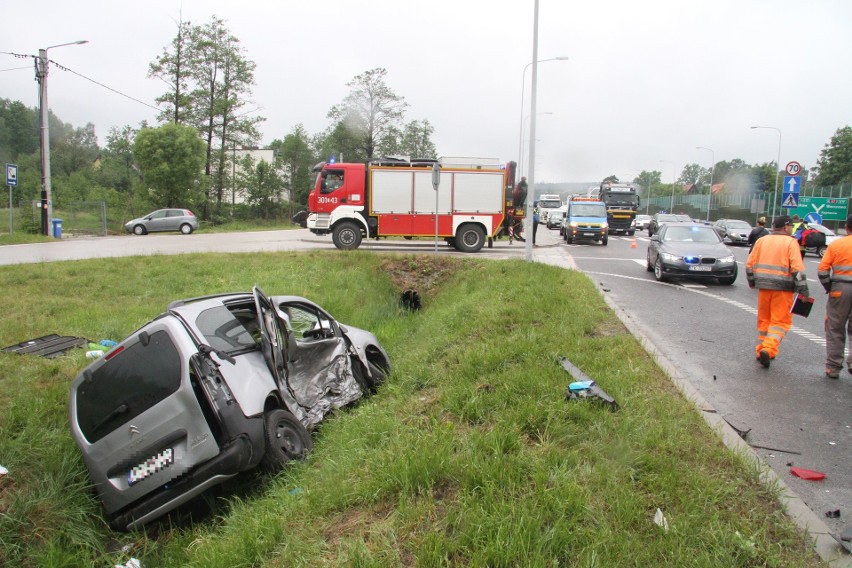 Groźny wypadek na drodze krajowej 73 w Wiśniówce koło Kielc. Dwie osoby ranne 