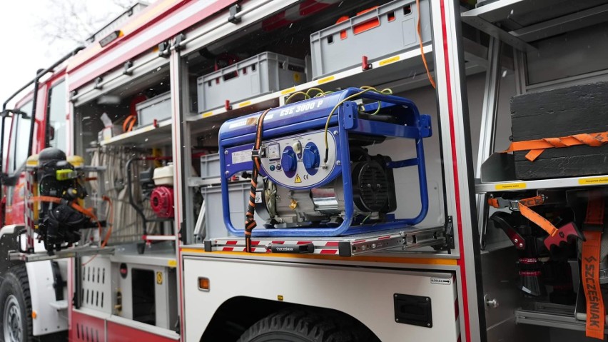 Nowy samochód ratowniczo-gaśniczy i sprzęt otrzymała jednostka Państwowej Straży Pożarnej w Kozienicach - zobacz zdjęcia