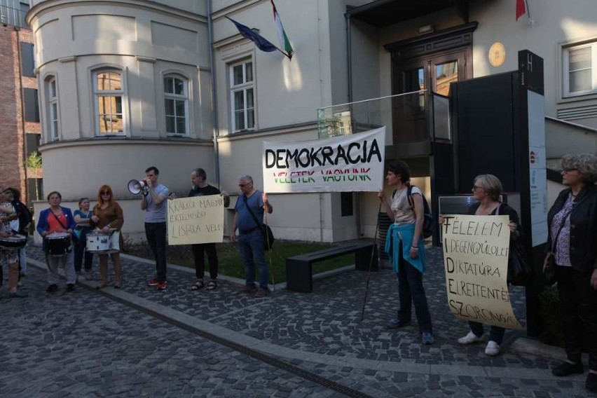 Solidarnościowy protest przed konsulatem węgierskim w Krakowie