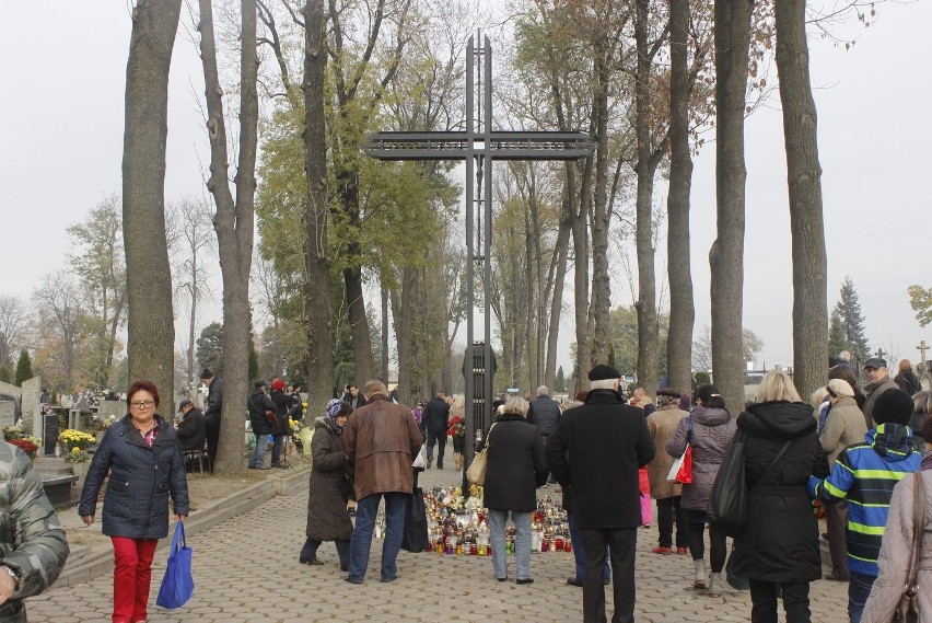 Wszystkich Świętych w Łodzi. Tłumy na cmentarzu Doły [ZDJĘCIA]