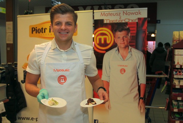 W sobotę Mateusz Nowak, półfinalista czwartej edycji popularnego programu “Masterchef”, pokazał klientom sklepu Piotr i Paweł, jak można przyrządzić ciekawe i smaczne potrawy między innymi z karpia.