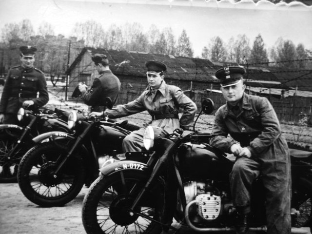 Plut. Chobotów i szer. Prokop przy motocyklach z koszem, Białystok 1959 r.