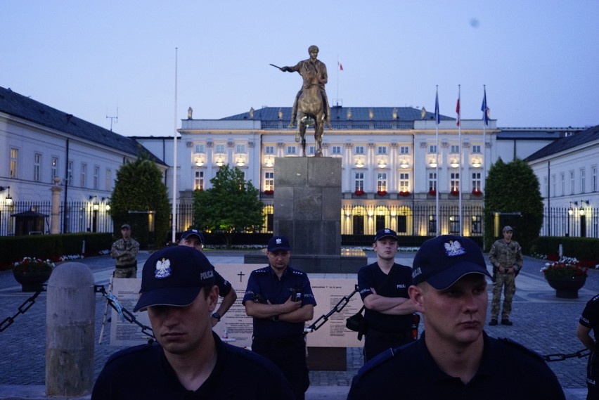 Kolejny "Łańcuch Światła" w Warszawie. Protest ze świecami przed Pałacem Prezydenckim [ZDJĘCIA]