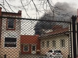 Groźny pożar przy ul. Łąkowej. Ewakuowano pracowników mieszczących się tam firm [zdjęcia]