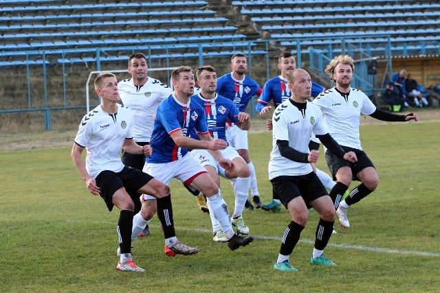 Nida Pińczów (biało-czarne stroje) przygotowuje się do rundy wiosennej w czwartej lidze