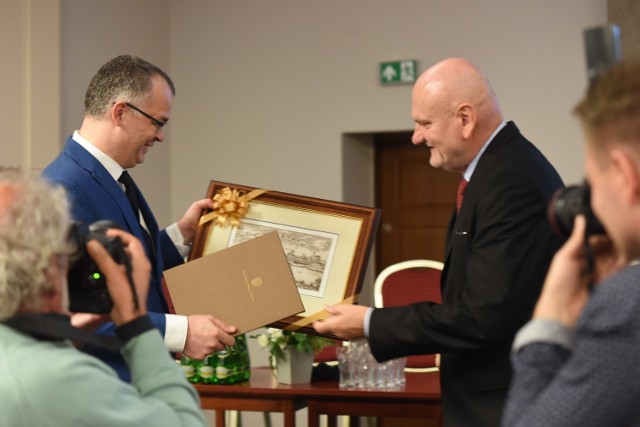 Pomorska Specjalna Strefa Ekonomiczna ma już 10 lat. Z tej okazji 11 października 2016 r. w hotelu „Filmar” w Toruniu odbywa się konferencja „Kujawsko-Pomorskie perspektywy zawodowe”.Prezydent miasta Torunia Michał Zaleski złożył pamiątkową grafikę na ręce wiceprezesa Andrzeja Marszka