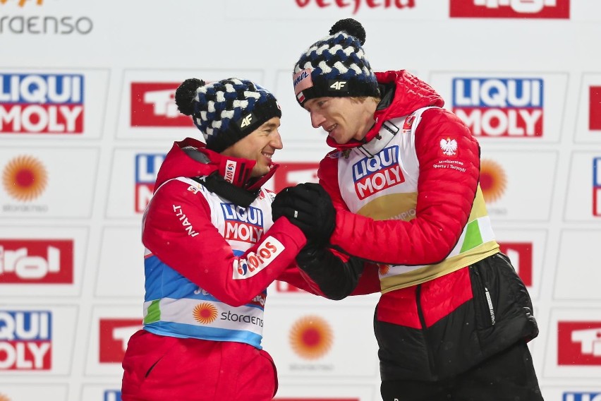 Mistrz Dawid Kubacki (z prawej) i wicemistrz Kamil Stoch