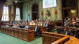 Z sesji rady miejskiej we Wrocławiu. Prezydent Sutryk usłyszał wiersz "Samochwała" Jana Brzechwy. "Proszę się nie wygłupiać!"