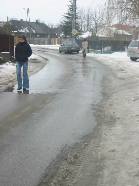 Na ulicy Mleczarskiej we Włoszczowie, jak widać, nie obowiązują żadne zasady ruchu. Jeżdżą po niej zarówno samochody, jak i chodzą piesi. Ci zresztą nie mają innego wyjścia...