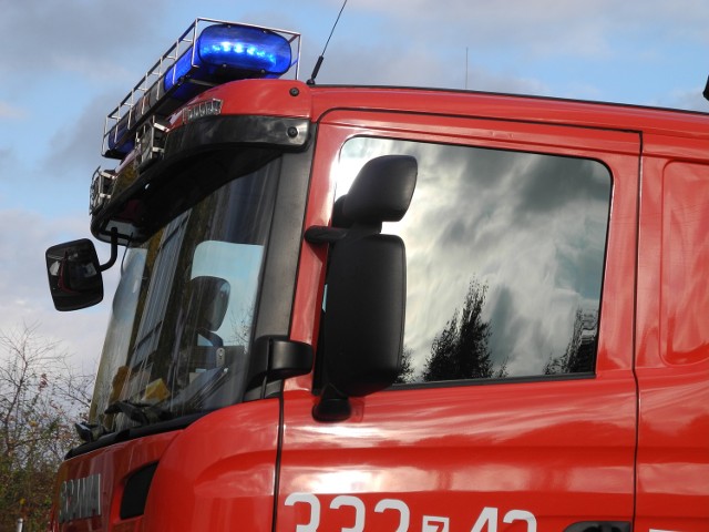 Dramatyczny pożar domu w Drawsku Pomorskim. Sześć osób, w tym dwóch strażaków, zostało rannych.