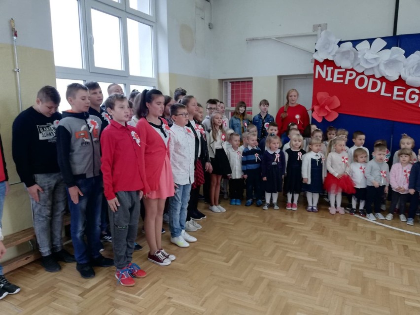 Uczniowie szkół w gminie Masłów włączyli się do akcji "Szkoła do hymnu" [WIDEO, ZDJĘCIA]