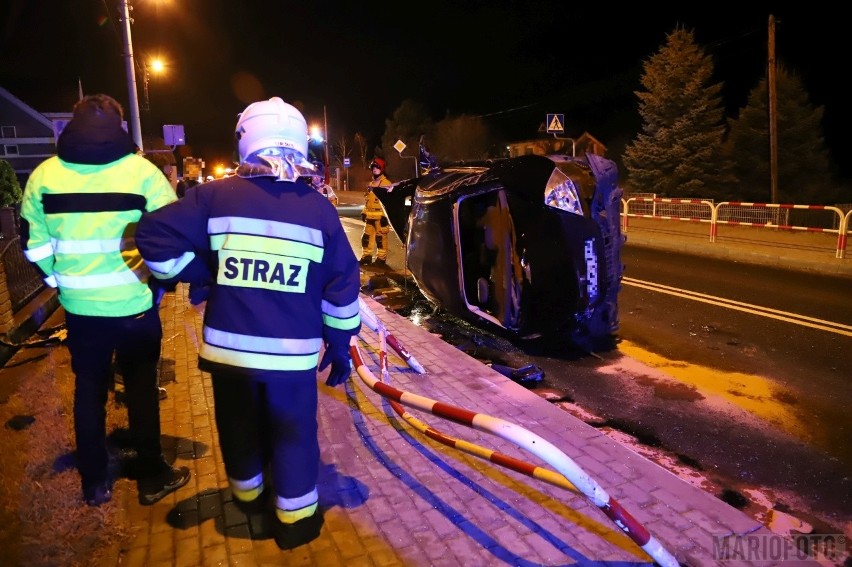 Wypadek w Źlinicach. Samochód, który prowadził 20-latek, koziołkował. Mercedes zatrzymał się na boku 