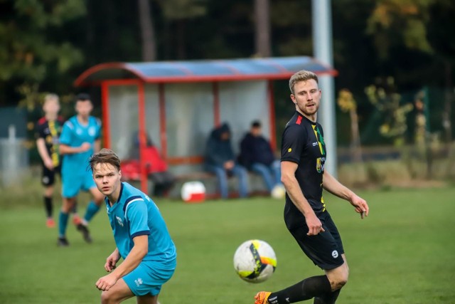 Promień Mońki (ciemniejsze stroje) w meczu na szczycie zagra z Turem Bielsk Podlaski