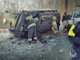 Groźny wypadek na Dolnym Śląsku. Luksusowy hummer zderzył się czołowo z dostawczakiem [ZDJĘCIA]