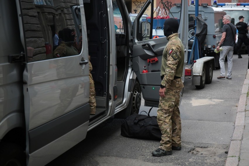 Porzucona walizka pod Błędnikiem w Gdańsku. W akcji policyjni pirotechnicy [ZDJĘCIA, WIDEO]