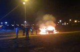 Samochód zapalił się podczas jazdy na ul. Złotego Smoka w Gorzowie. Był jak płonąca kula 