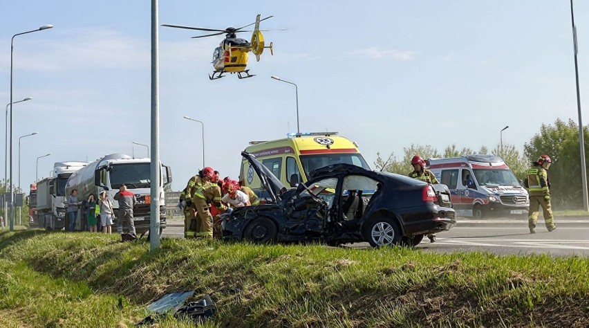 Autobus szkolny oraz samochód osobowy zderzyły się na ulicy...